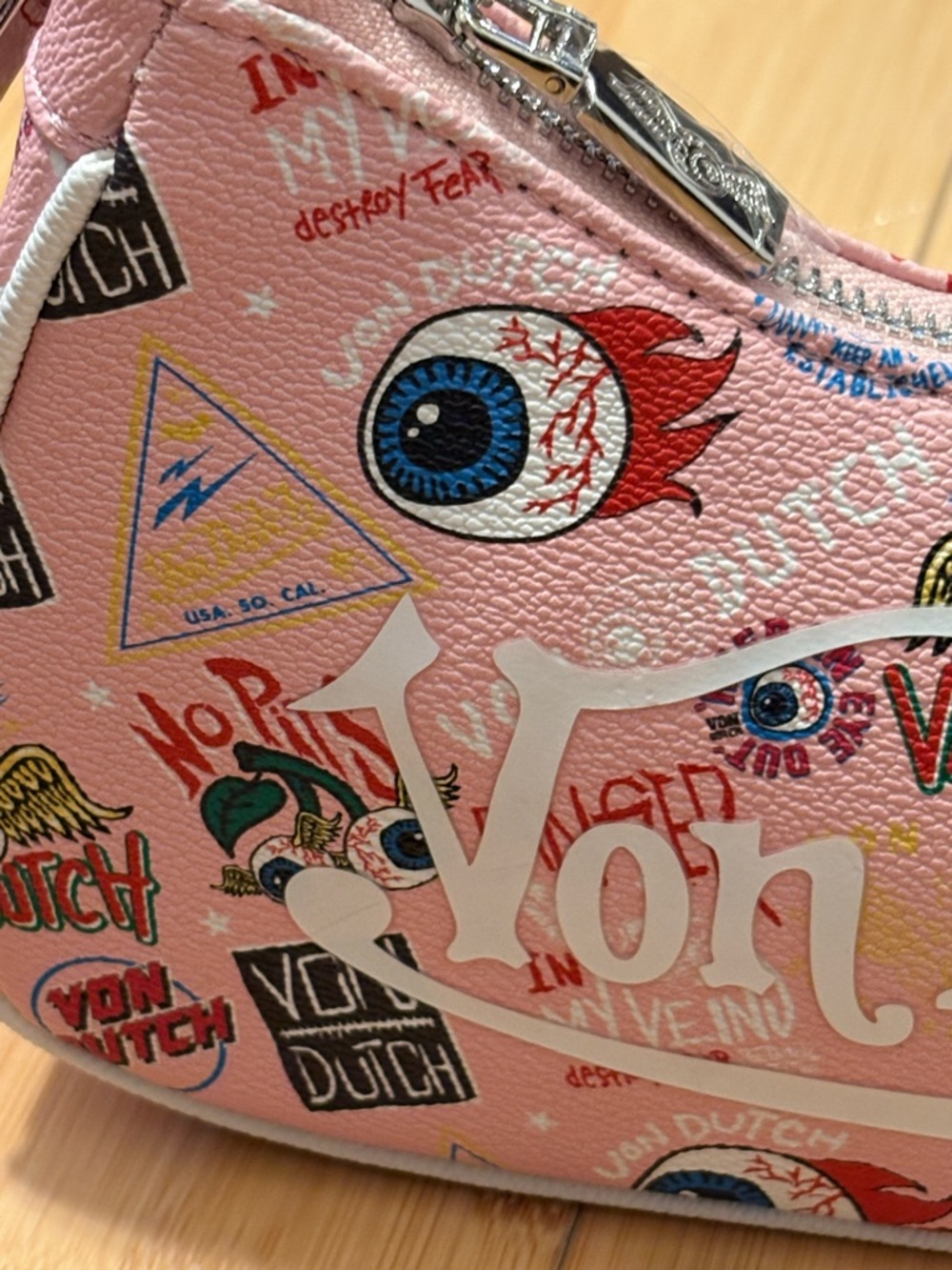 🆕 NWT Von Dutch Pink Jax Graphic Logo Shoulder Bag - Picture 6 of 8